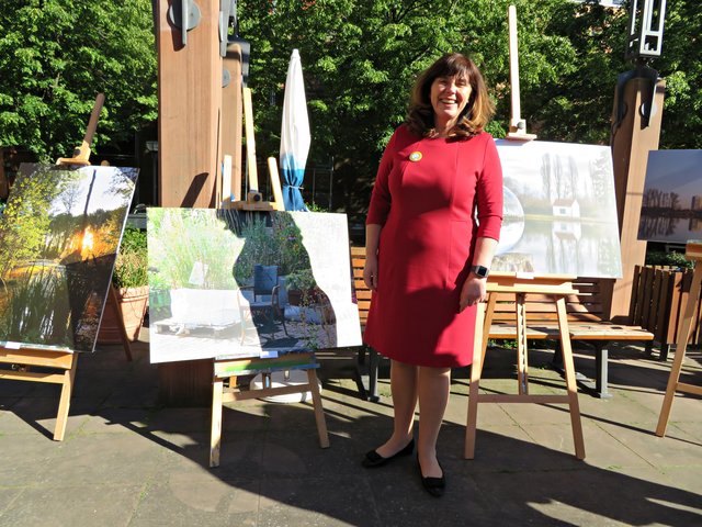 Frau Oberbürgermeisterin zwischen den Fotoarbeiten | Foto: Brigitte Melder