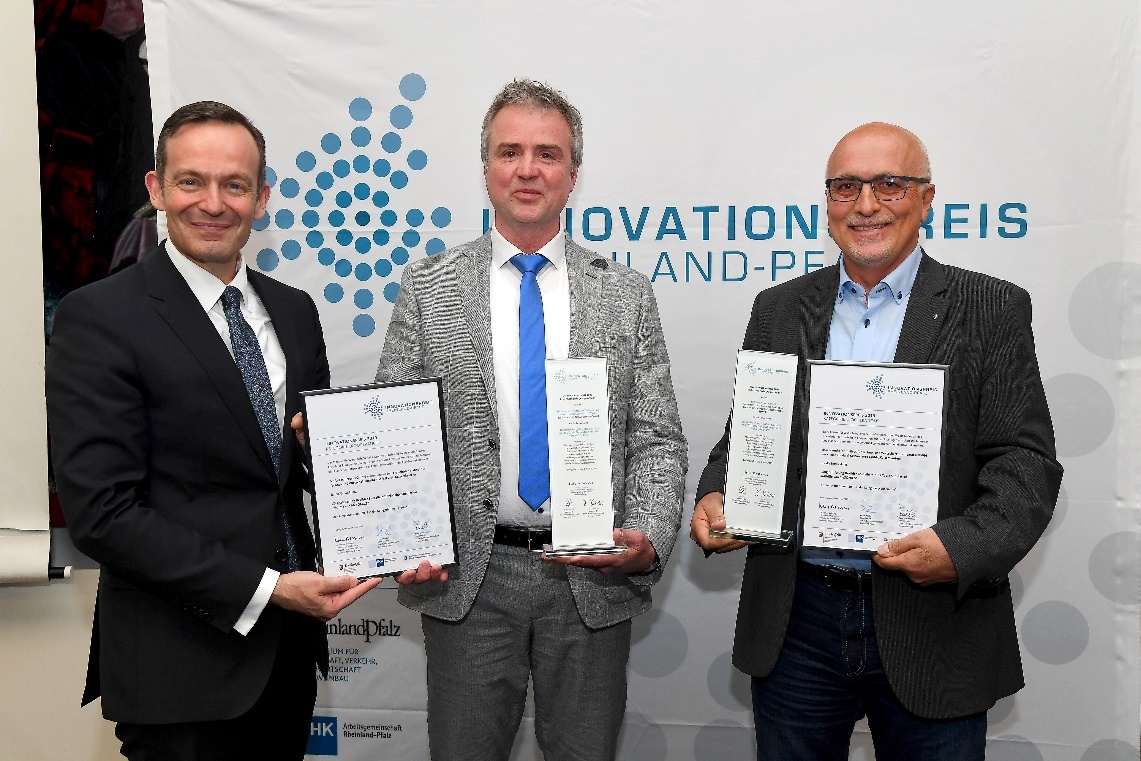 Stellvertretend für ihre Mitarbeitenden nahmen Dr. Oliver Hermanns, Geschäftsführer der fleXstructures GmbH (Mitte), und Dr. Klaus Dreßler, Bereichsleiter am Fraunhofer ITWM (rechts), die Auszeichnung von Wirtschaftsminister Dr. Volker Wissing (links) entgegen Foto: Kristina Schäfer