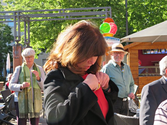 Frau OB Steinruck steckt sich den "Stillebutton" an | Foto: Brigitte Melder