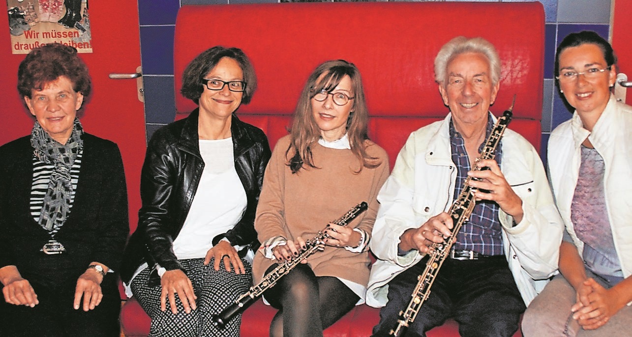 Sonja Furtak geb. Seebold macht ihrer MuKs ein großes Geschenk: In dankbarer Verbundenheit spendete sie 2015 ihre Oboe und ihr Englischhorn. v.l.n.r.: Frau Seebold, die Mutter von Sonja Furtak, Ulrike Redecker, Sonja Furtak, Wilfried Siebe, Astrid Siebe-Wagner