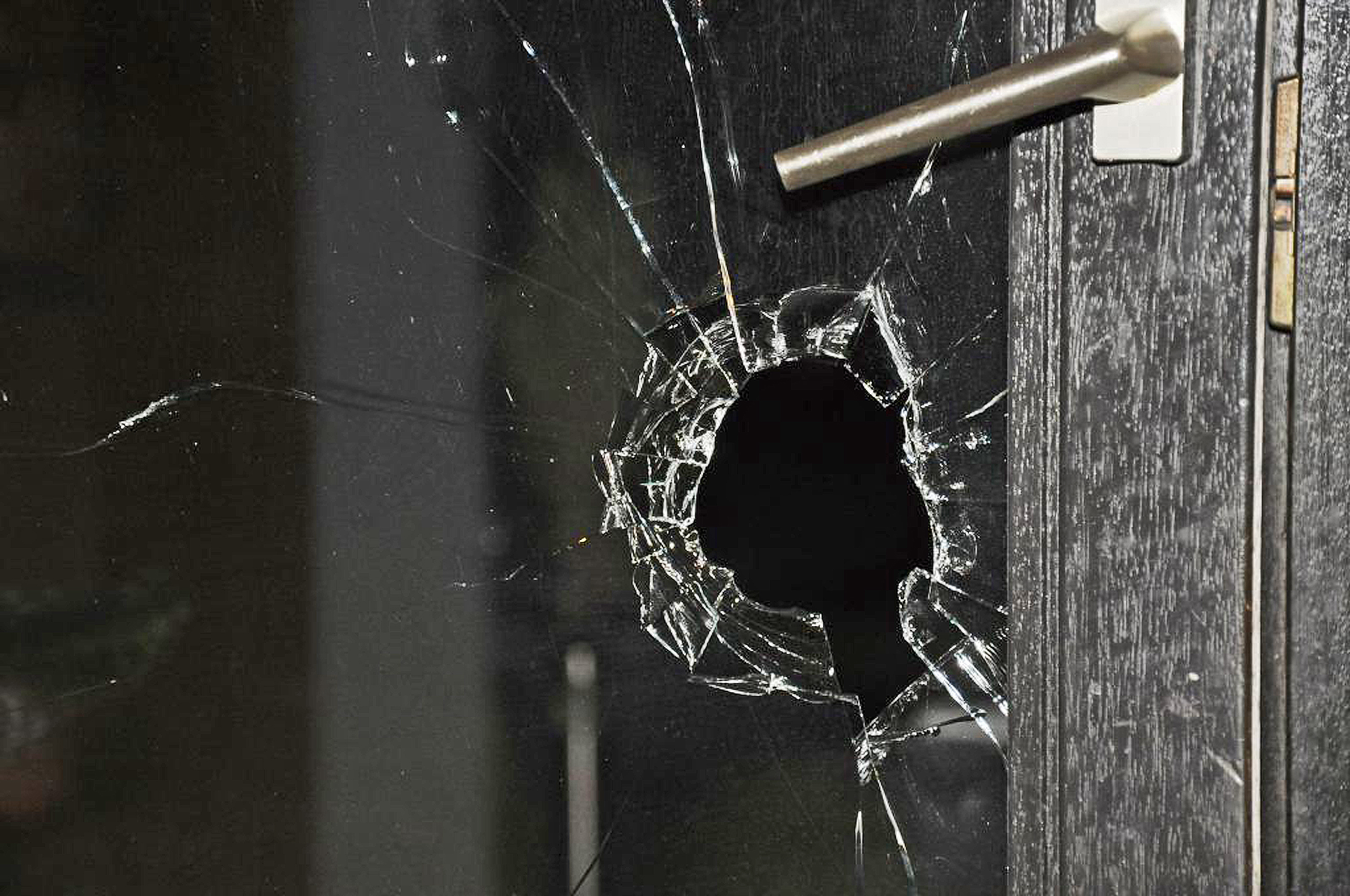 Beim Einbruch wurde eine Fensterscheibe eingeschlagen. Das Bild ist ein Symbolbild.