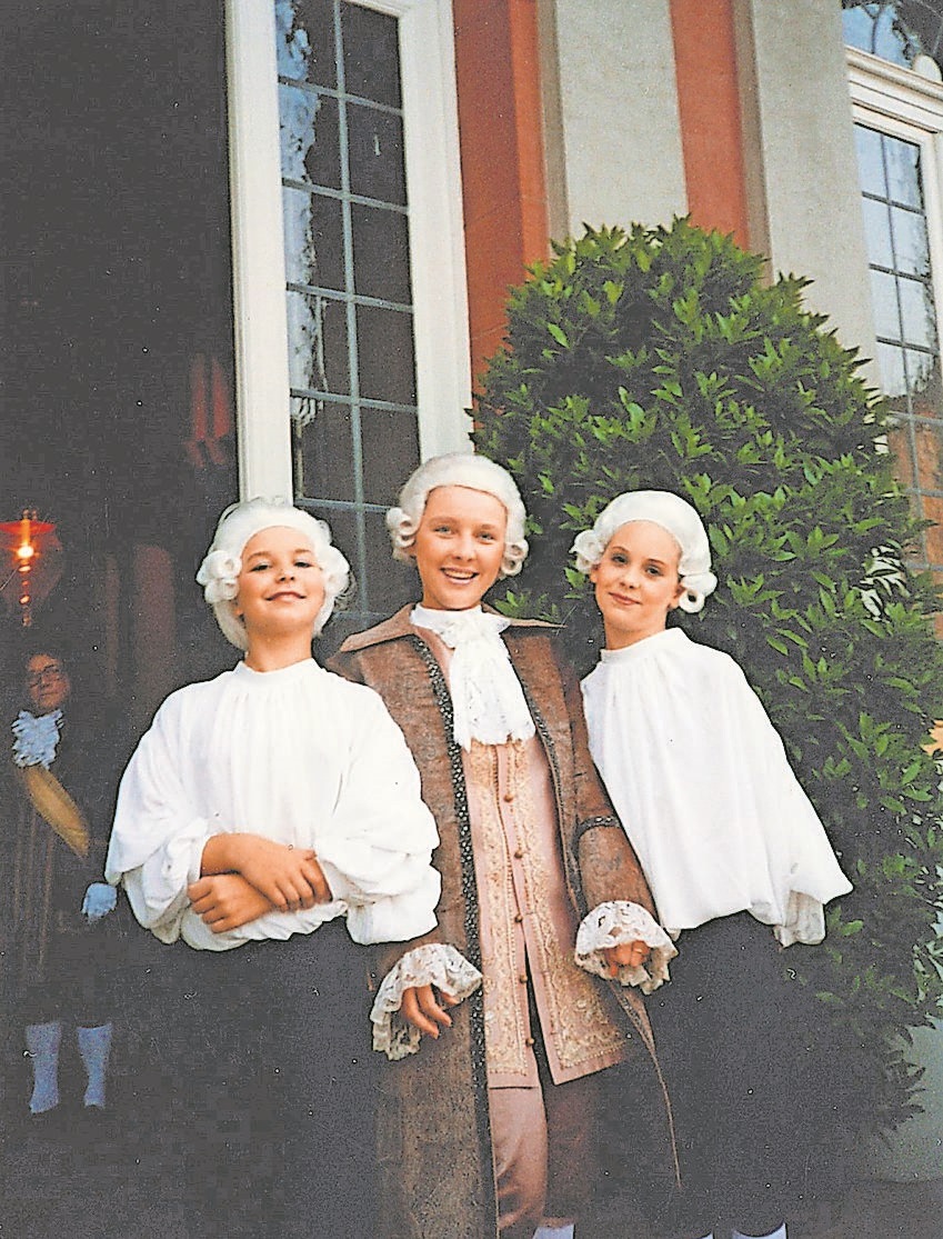 Sonja Seebold (Mitte) 1989 als Page bei den Bruchsaler Barocktagen