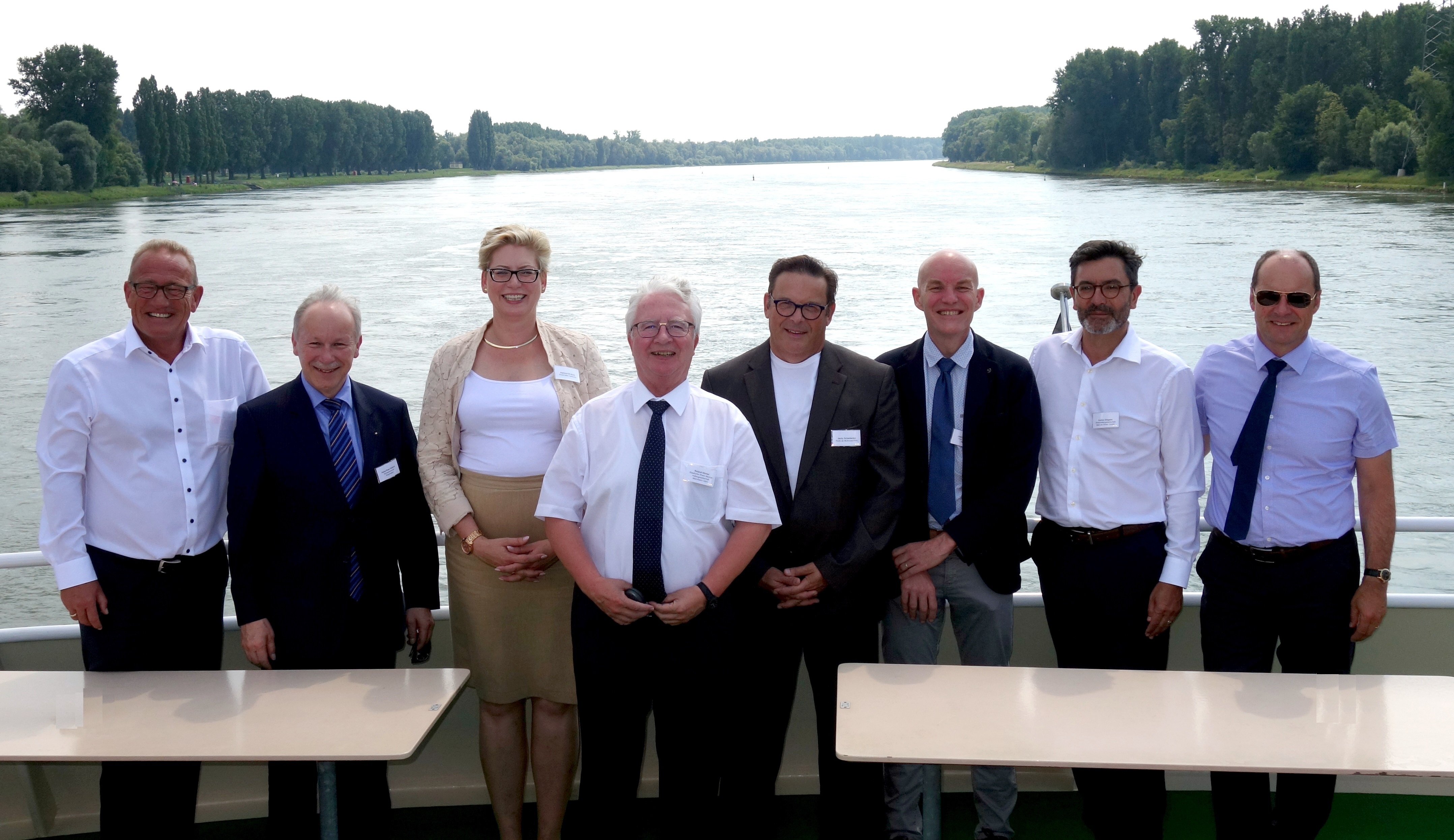 IN EINEM BOOT (v.l.n.r.): Die Hafendirektoren Reindl (Ludwigshafen), Hadorn (Basel), Erb-Korn (Karlsruhe), Hörner (Mannheim), Scheidecker (Mulhouse), Jerome (Strasbourg) Gingado (Weil am Rhein) und Köhn (Kehl).