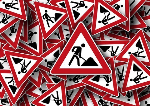 Einmal wieder hat ein Autofahrer sämtliche Sperrschilder ignoriert und ist in die Straßenbaustelle in Sankt Julian gefahren.