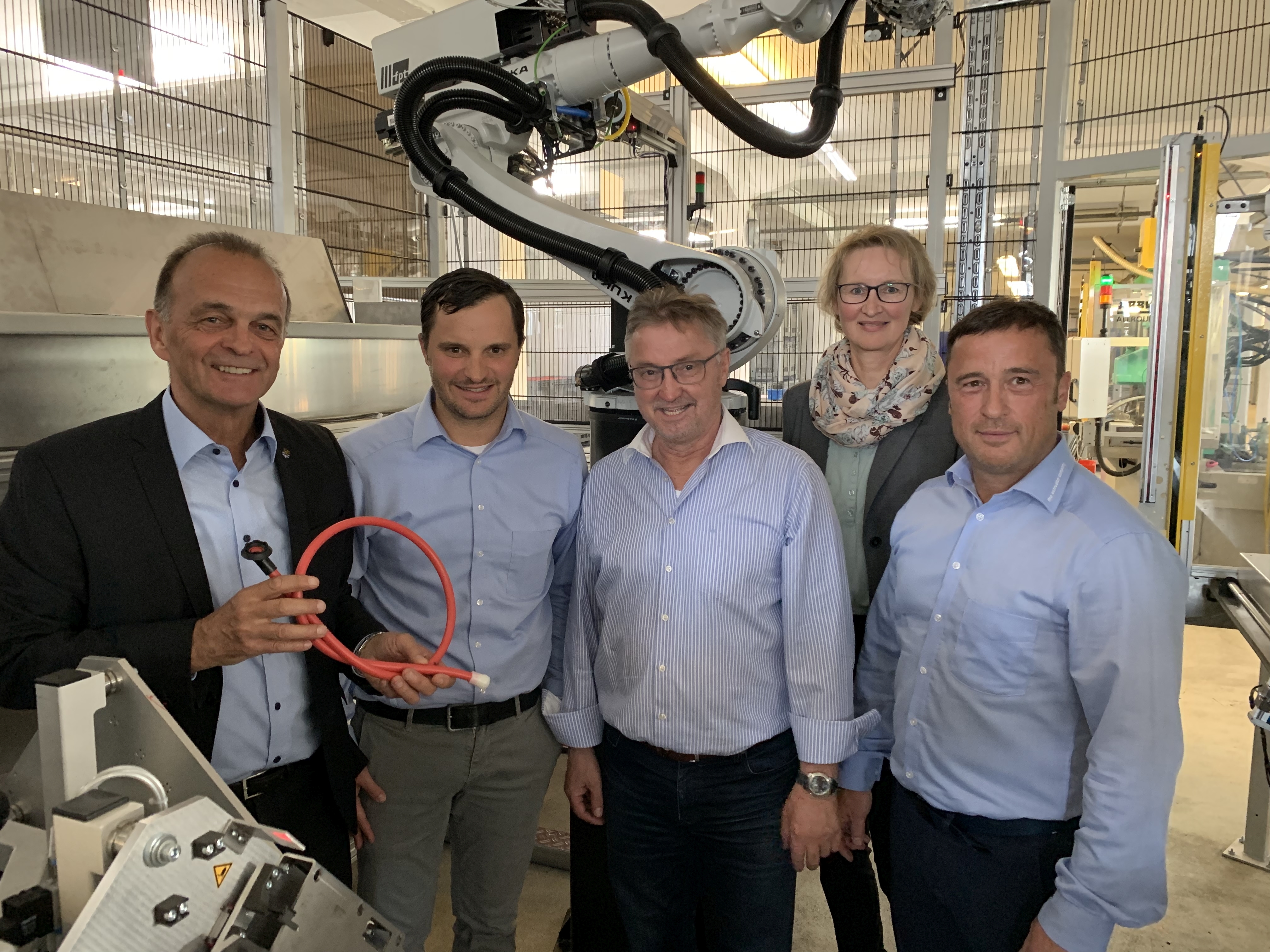 Das Foto zeigt (von links): Landrat Dr. Fritz Brechtel, Geschäftsführer Fabian Schwarz, Ortsbürgermeister Reiner Hör, Wirtschaftsförderin Maria Farrenkopf, Geschäftsführer Hardy Weisenburger.