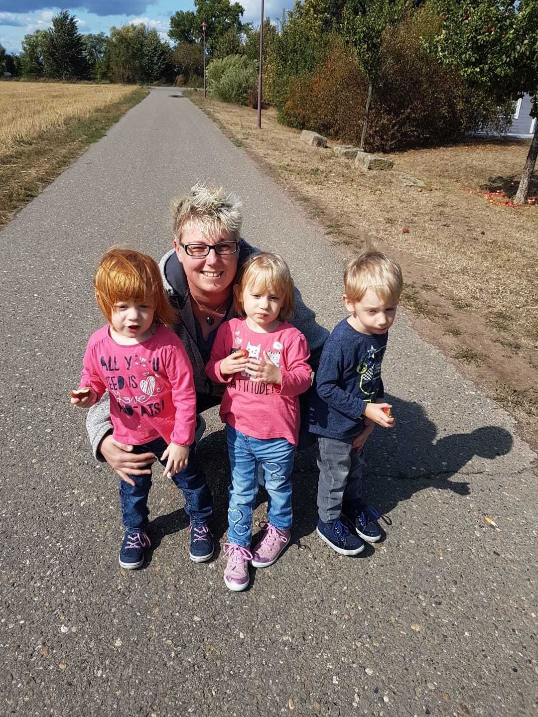 Die verstorbene Mama mit ihren Drillingen. Die Familie lebt in Westheim.