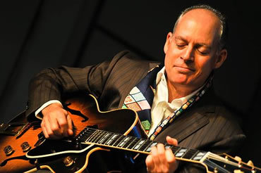 Alex Schultz an der Gitarre.