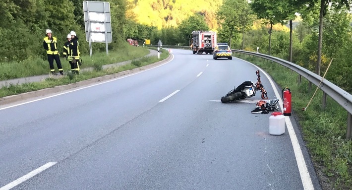 Schwer verletzt sind am Mittwochabend ein Motorradfahrer und seine
Sozia nach einem Unfall in Krankenhäuser gebracht worden.
