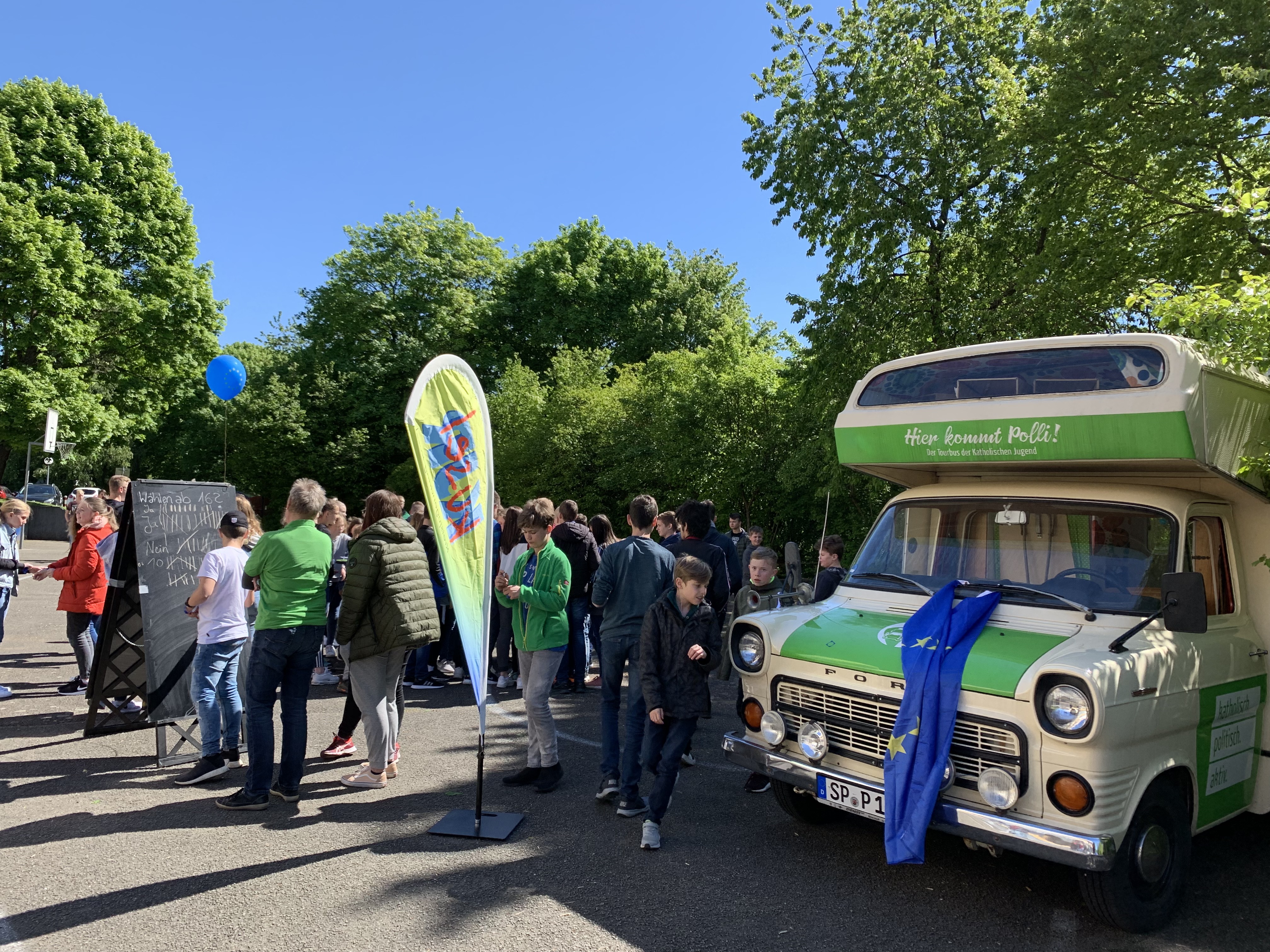 Der Kreisjugendring Kusel tourte mit seinem Politik-Mobil im Vorfeld zur Europawahl über die Schulhöfe der Region.