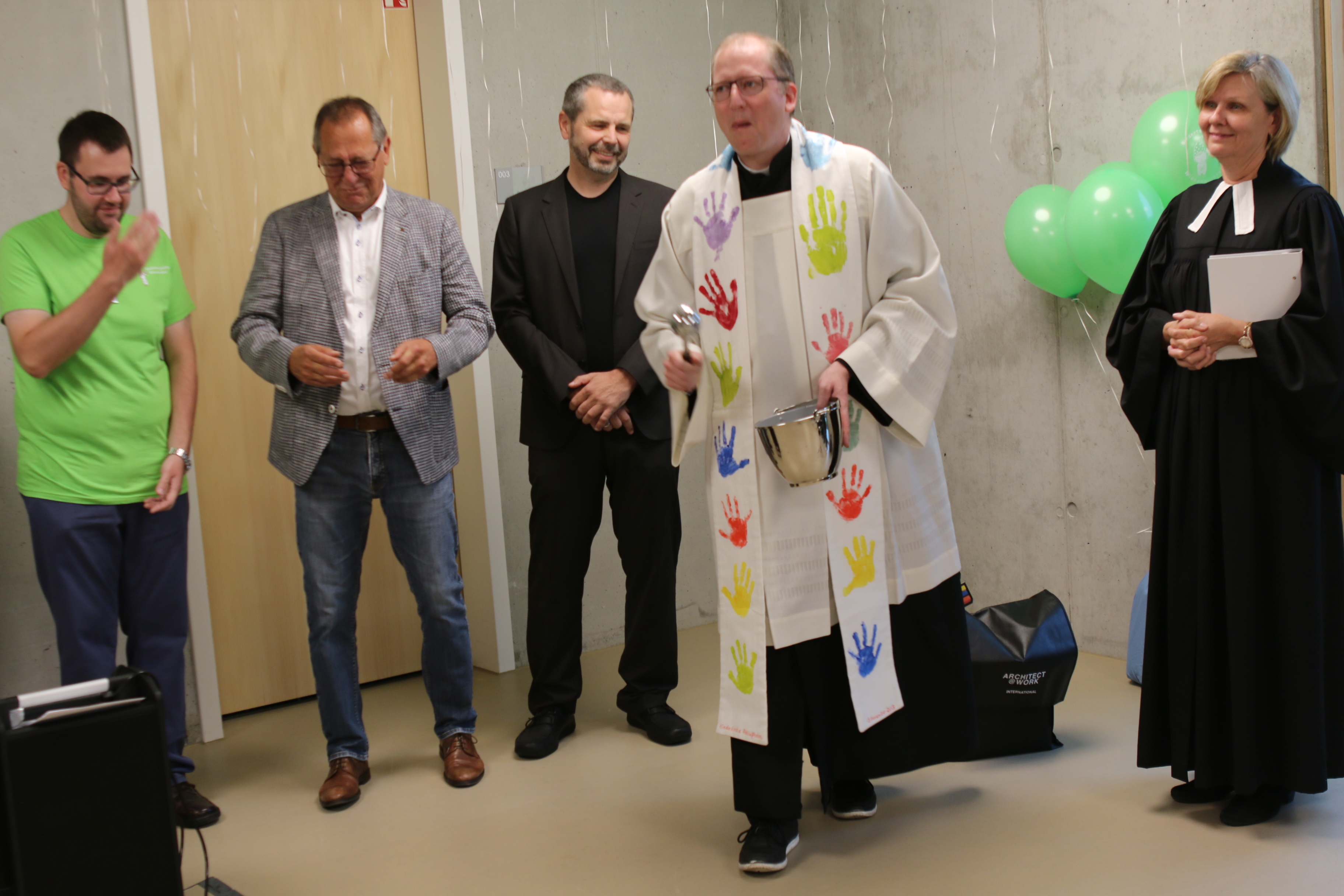 Eine Weihwasser-Dusche bekamen (v.l.) Kita-Leiter Florian Häfele, OB Walter Heiler und Architekt Thomas Eichinger von Pfarrer Peter Bretl. Rechts Pfarrerin Charlotte Hoffmann.