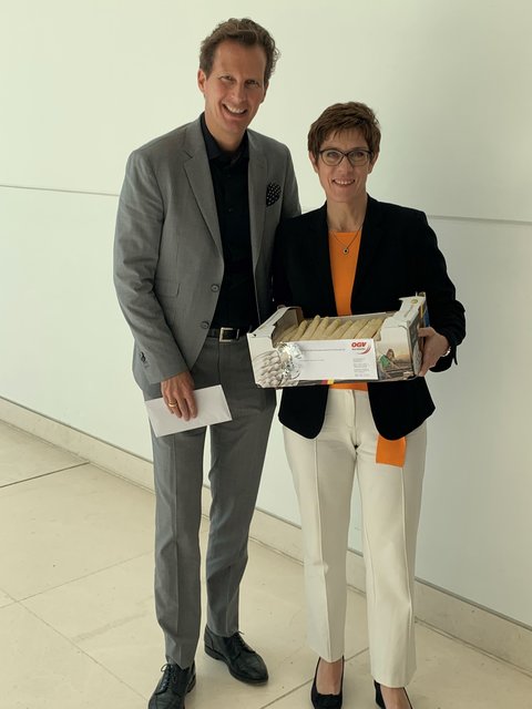 Freudig überrascht war die neue CDU-Vorsitzende Annegret Kramp-Karrenbauer über das Spargelpräsent aus Baden. | Foto: ps