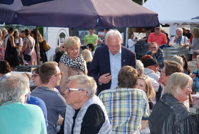 Bürgermeister Lothar Lorch mit Gattin genießen das Bad in der Menge. | Foto: Pacher