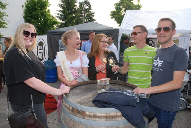 Die Sommertagsprinzessin Eileen Muskat und Annika Weiss von der Haßlocher Tourist stoßen mit den Gästen auf die Eröffnung der Leisböhler Weintage an. | Foto: Pacher
