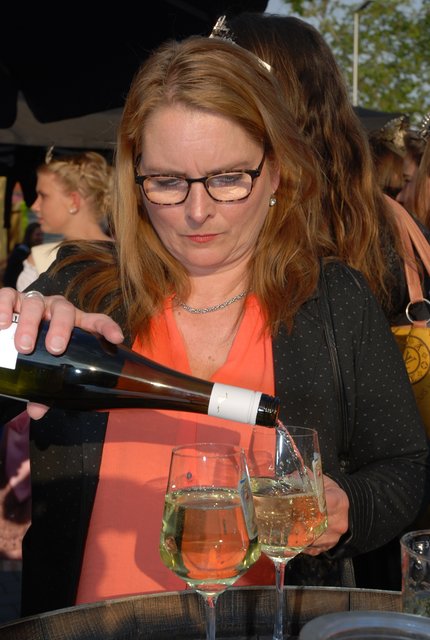 Annika Weiss von der Tourist füllt die Gläser für die Eröffnungsgäste | Foto: Pacher