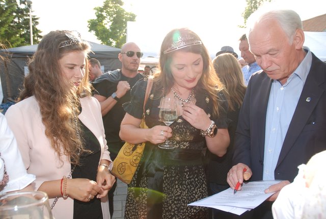 Weinprinzessin Tamara Fränzle und die Pfälzische Weinprinzessin Christina Schött besprechen mit Bürgermeister Lothar Lorch den Ablauf der Eröffnung. | Foto: Pacher