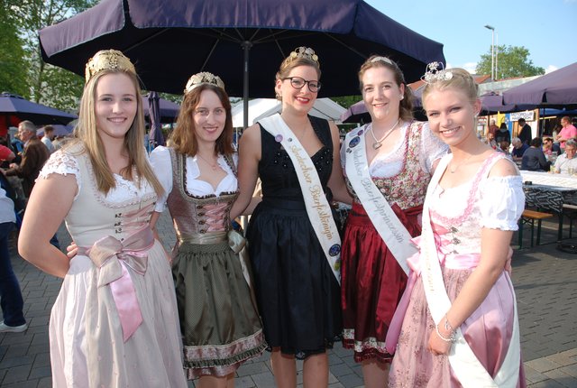 Weinprinzessin Natascha Koch von Lachen-Speyerdorf, Weinprinzessin Maren Hellmann aus Duttweiler, die Andechser Bierfestkönigin Jasmin Paulus, die Andeschaer Bierfetkönigin Lena Roth und die Haßlocher Sommertagsprinzessin Eileen Muskat. | Foto: Pacher