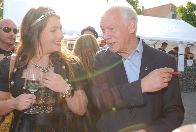 Die Pfälzische Weinprinzessin Christina Schött im Gespräch mit Bürgermeister Lothar Lorch. | Foto: Pacher