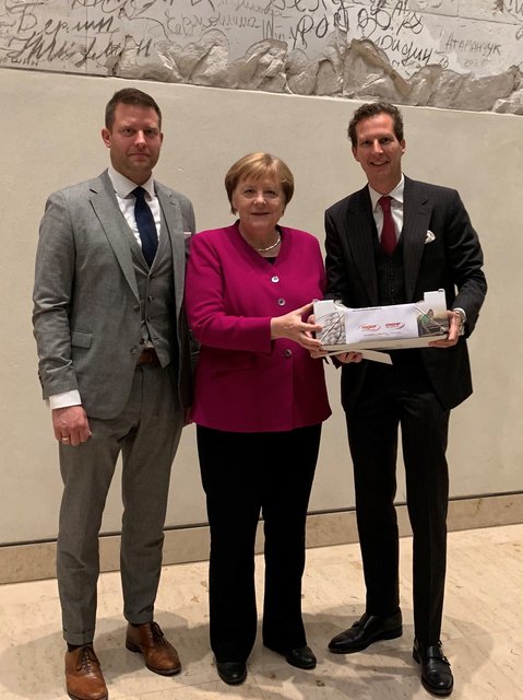 Auch in diesem Jahr erhielt Bundeskanzlerin Angela Merkel aus den Händen des CDU- Bundestagsabgeordneten Olav Gutting (rechts) und Andreas Thome von den Wirtschaftsjunioren aus Ubstadt-Weiher (links) Badischen Spargel als Präsent der OGA in Bruchsal überreicht. | Foto: ps