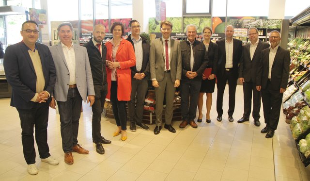 Informationsaustausch im „Rewe Ullmann“ in Bruchsal  | Foto: jowapress.de