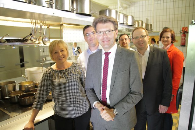 Besuch im „Hotel-Restaurant Ritter“ in Büchenau: Ingrid Hellriegel-Sprenger von der Geschäftsleitung | Foto: jowapress.de