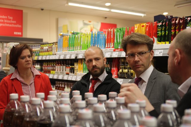 Informationsaustausch im „Rewe Ullmann“ in Bruchsal (v.l.): Petra Lorenz, Präsidentin des Handelsverbands Nordbaden, Jens Ullmann von „Rewe Ullmann“, Daniel Caspary, Mitglied des Europäischen Parlaments, und Henning Epper, Vorsitzender der „Rewe“-Geschäftsleitung Region Südwest. | Foto: jowapress.de