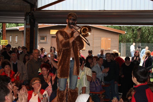Beim Guggemusikfestival 2014 wurde das Festwiesenhaus aus allen Ankern gehoben.