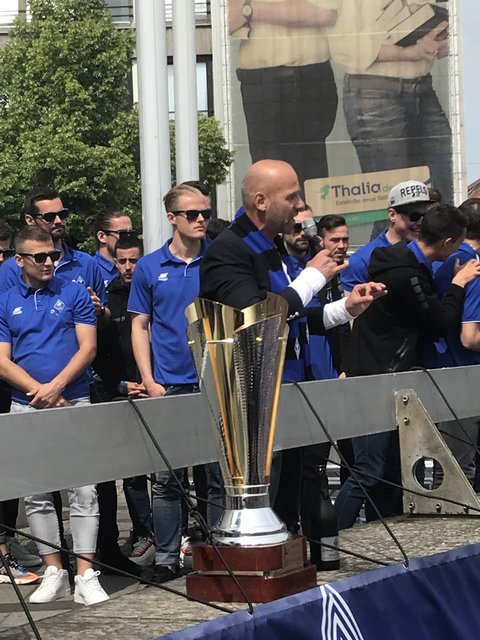 Hat wohl den Löwenanteil an dem verdienten Aufstieg: Waldhof-Trainer Bernhard Trares.