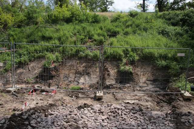 Hier werden später zwei vierzig Meter lange Durchpressungen das Hochwasser auf die andere Seite des Bahndamms fließen lassen. | Foto: Franz Walter Mappes