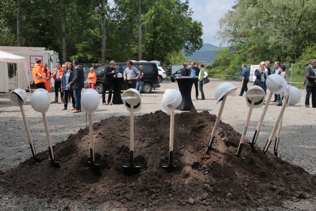 Infogespräche zur Baumaßnahme nach dem Spatenstich. | Foto: Franz Walter Mappes