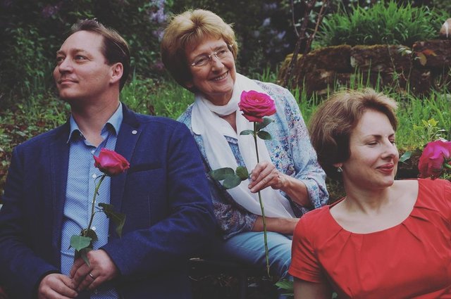 Mila Küssner, Sopran (rechts) ; Alec Otto, Tenor (links) und Gabriele Weiß-Wehmeyer, Klavier (Mitte) bieten den Zuhörern in Liedern, Arien und Duetten im Wechsel die Liebe in all ihren Facetten dar. | Foto: Veranstalter
