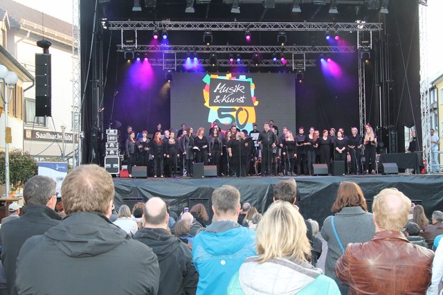 Auf der großen Open Air-Bühne Jazz Orchester und Musical Klasse | Foto: Heike Schwitalla