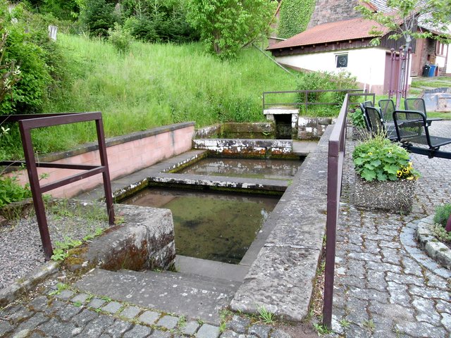 Dorfbrunnen, einst einzige Wasserstelle im Ort | Foto: W. G. Stähle