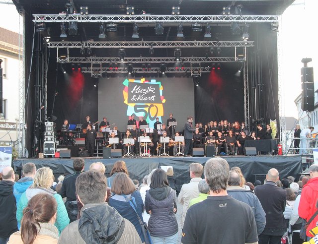 Auf der großen Open Air-Bühne Jazz Orchester und Musical Klasse | Foto: Heike Schwitalla