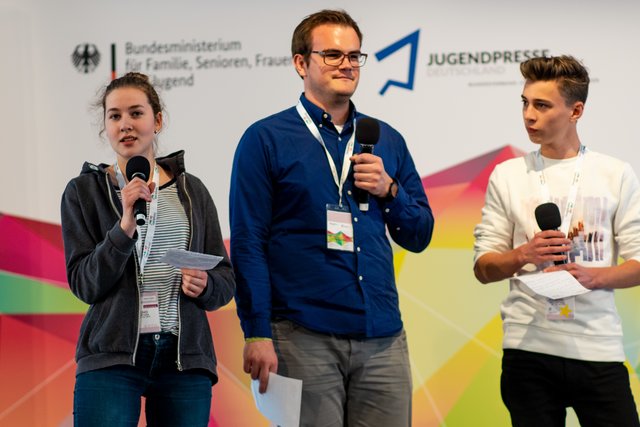 Von Neupotz nach Berlin: Mit anderen Jugendlichen diskutierte Antoni (Mitte) Politik.