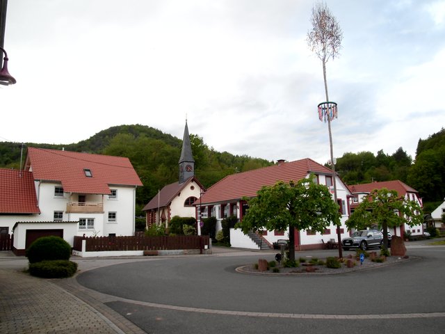 Dimbachs gepflegte Ortsmitte, die Kirche im Hintergrund wurde 1905 geweiht und 2006/07 in Eigenleistung renoviert | Foto: W. G. Stähle