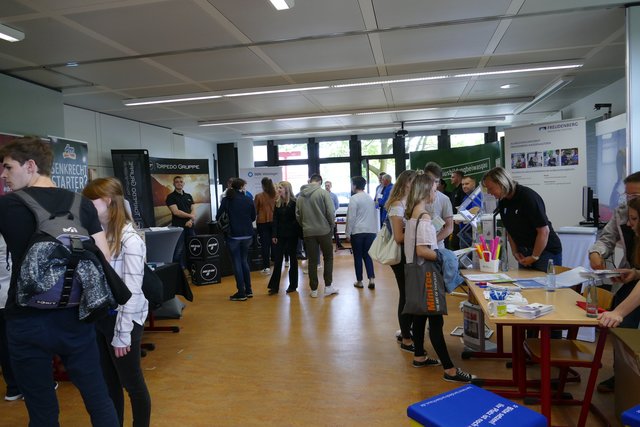 Intensive Gespräche an den Ständen zeugten vom Interesse der SchülerInnen  Fotos:H. Cloß