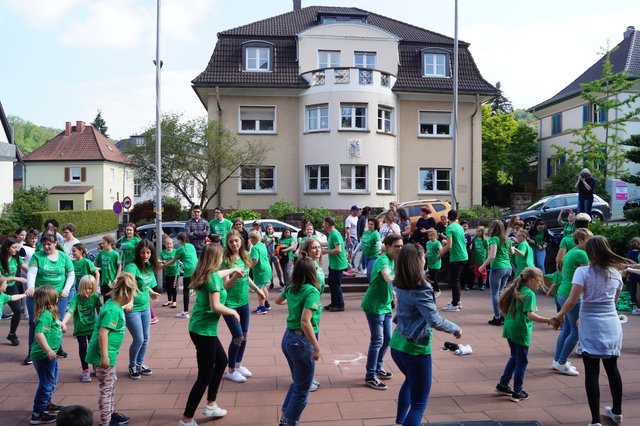 Schon vor dem Aktionsstart wurde vor der Heilig Geist Kirche gefeiert | Foto: Walter