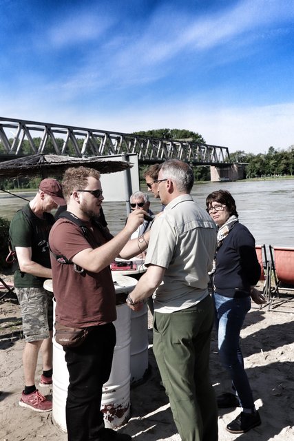 Bevor es losgehen kann, müssen alle Beteiligten verkabelt werden. | Foto: Bauer