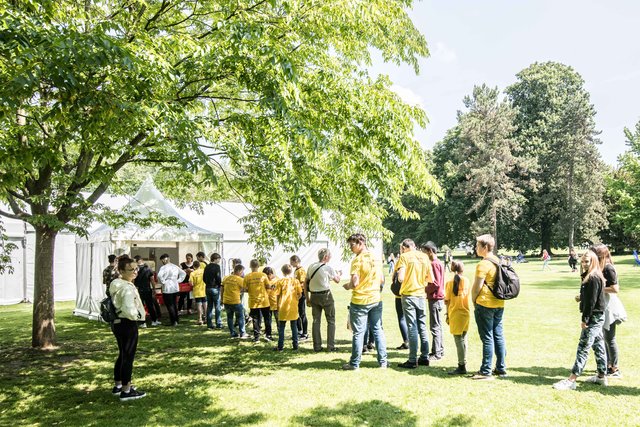 Schlange stehen bei der Ausgabe der Lunchpakete. | Foto: Christian Gaier