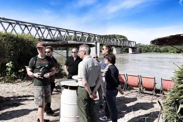 Gleich wird Moderator Jens Hübschen den beiden Teams jeweils einen Stick mit Bildern aushändigen - und dann können die Spiele beginnen. | Foto: Bauer