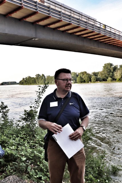 Endlich am Rhein angekommen. Im Hintergrund, die Salierbrücke, deren Sanierung gerade eine Querung des Rheins nicht zulässt. | Foto: Bauer