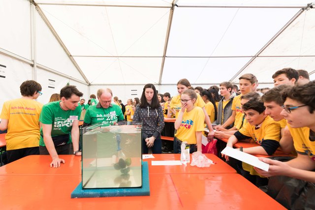 Bei diesem Wettbewerb galt es, ein Tauchboot zu konstruieren und zu bauen, das ohne Fernsteuerung auf den Grund eines circa 40 cm tiefen Aquariums taucht, und dort für einen bestimmten Zeitraum verweilt. Nach diesem Zeitraum soll das Tauchboot selbstständig wiederauftauchen. | Foto: Christian Gaier