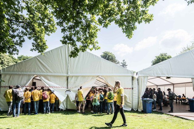 Dichtes Gedränge am Wettbewerbszelt. | Foto: Christian Gaier