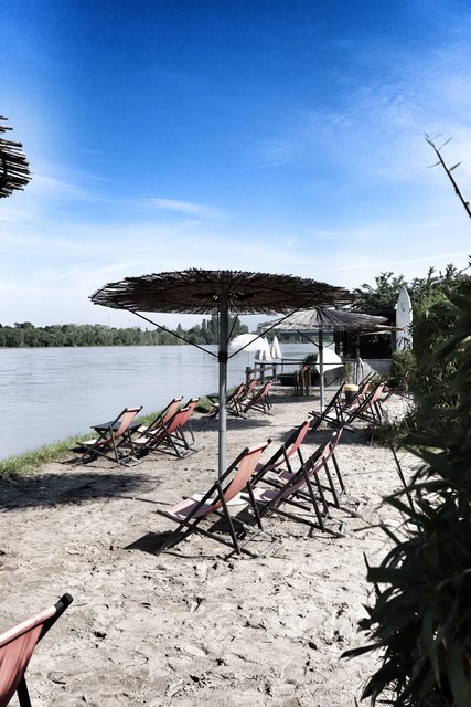 Der Rhein führt zwar noch reichlich Wasser, präsentiert sich beim SWR-Dreh aber von seiner schönsten Seite. | Foto: Bauer