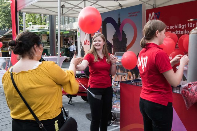 Luftballons und ein freundliches Lächeln gibt's bei MVV Energie.  | Foto: Gaier