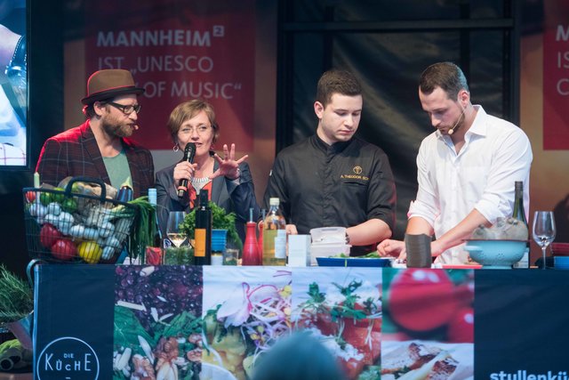 Gregor Meyle (links) und Stadtmarketing-Chefin Karmen Strahonja auf der Unesco-Bühne. | Foto: Gaier