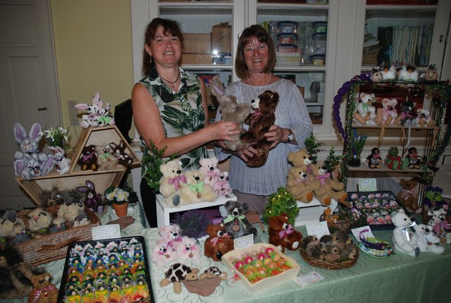 Die sehenswerte Kunst- und Handwerks-Ausstellung des Haardter Hobbykreises, im Bild Liliane Sorg und Siglinde Wendel, findet in der Haardter Schule statt. | Foto: Pacher