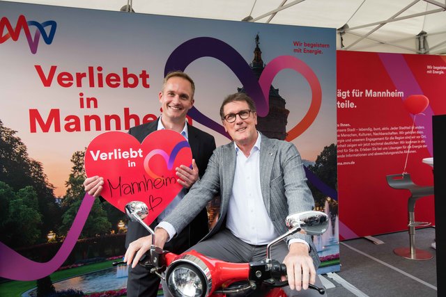 Bürgermeister Michael Grötsch liebt Mannheim und alte Motorroller.  | Foto: Gaier