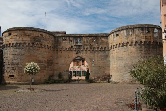 Freinsheim ist bekannt für seine Stadtmauer und die Stadttore. | Foto: Franz Walter Mappes