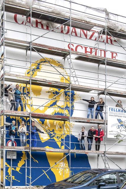Emsiges Treiben herrschte eine Woche lang auf einem an der Ostfassade der Odenheimer Carl-Dänzer-Schule aufgestellten Malergerüst.